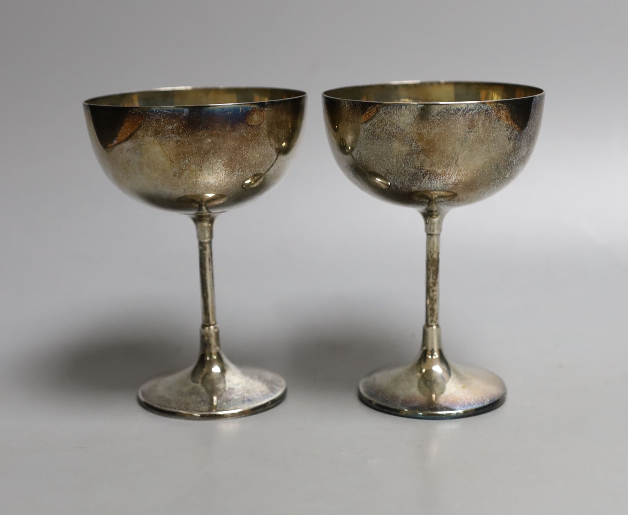 A pair of Edwardian silver wine coupes, Edward Barnard & Sons Ltd. London, 1901, 11.9cm, 7oz.